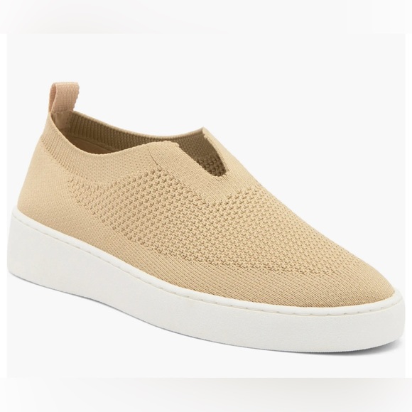 Volatile Sunday Beige Slip On Sneaker New In Box Women's Size 9 - Picture 1 of 3